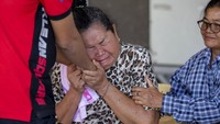 Seorang keluarga korban terluka insiden penembakan di Thailand menangis saat menunggu salah seorang anggota keluarganya yang mendapat perawatan intensif di salah satu rumah sakit yang berada di kawasan Korat, Nakhon Ratchasima, Thailand, Minggu (9/2/2020). AP Photo//Gemunu Amarasinghe.