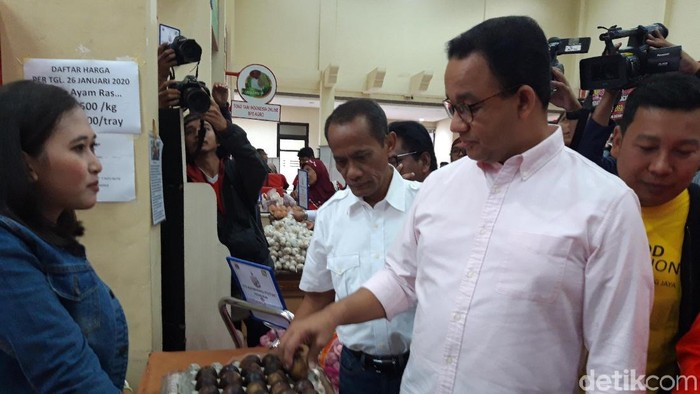 Anies Baswedan dalam kegitan Operasi Pasar Cabai dan Bawang Putih di 22 Pasar DKI Jakarta