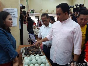 Minggu Pagi, Anies Hadiri Acara Operasi Pasar Cabai-Bawang Putih