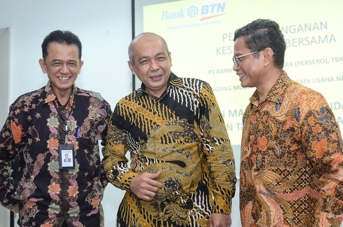 Direktur Utama BTN Pahala N Mansury berbincang santai dengan Jaksa Agung Muda Perdata dan Tata Usaha Negara Feri Wibisono dan Komisaris Utama BTN Chandra M Hamzah usai menyaksikan penandatanganan MOU antara BTN dengan Kejagung, di Jakarta, Jumat (7/1).