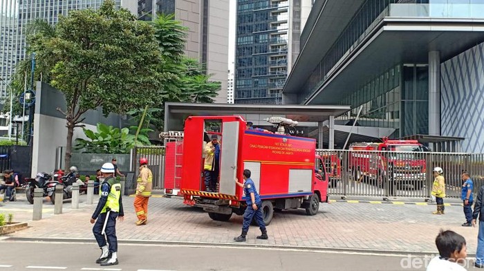 Petugas pemadam kebakaran memadamkan api di Menara Astra Jakarta.