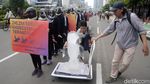 Topeng Penguin Warnai Aksi Greenpeace Indonesia di CFD