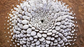 Karena tempat tinggalnya dikelilingi pantai, sebagian besar karya seni Foreman melibatkan bebatuan yang ia temukan di pantai. Foto: Jon Foreman