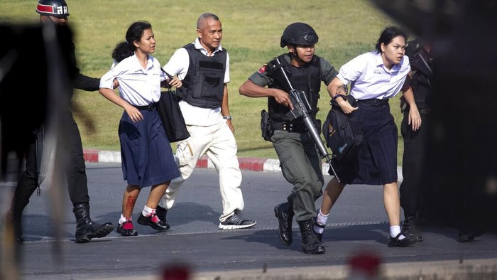 Seorang tentara di Thailand memberondong para pengunjung di Mal Terminal 21 di Kota Korat. Akibat kejadian tersebut 20 orang tewas dan puluhan lainnya terluka.
