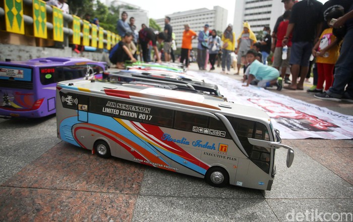 Ajang car free day (CFD) kerap dimanfaatkan untuk berkumpul dengan komunitas. Seperti sejumlah penggemar bus replika yang pajang hasil karya mereka di CFD.