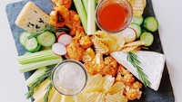 Disajikan di atas piring cantik berbentuk persegi, cheese platter buatan Marissa Mulen terlihat lezat. Lengkap dengan keripik kentang, brokoli panggang, dan saus untuk cocolan. Foto: Instagram @thatcheeseplate