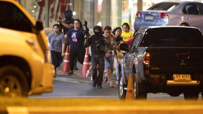Seorang tentara di Thailand memberondong para pengunjung di Mal Terminal 21 di Kota Korat. Akibat kejadian tersebut 20 orang tewas dan puluhan lainnya terluka.
