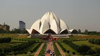 Selain Taj Mahal, India juga memiliki bangunan ikonik lain dengan bentuk arsitektur yang cukup unik. Bangunan itu adalah The Lotus Temple. Bangunan yang didesain dengan bentuk seperti bunga lotus berukuran raksasa itu didesain oleh Fariborz Sahba. Bangunan unik yang selesai dibangun pada tahun 1986 itu disebut dapat menampung hingga 2.500 orang lho. Getty Images/Matt King.