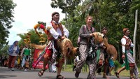 Kirab tersebut juga diikuti oleh wisatawan asing pemerhati seni budaya.