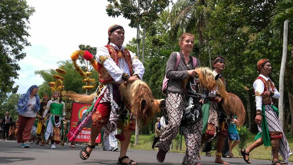 Ruwat rawat Candi Borobudur itu diinisiasi oleh Brayat Panangkaran. Mereka pulalah yang mengenalkan Candi Borobudur kepada dunia internasional.(Antara Foto/Anis Efizudin) Ruwat rawat Candi Borobudur itu diinisiasi oleh Brayat Panangkaran. Mereka pulalah yang mengenalkan Candi Borobudur kepada dunia internasional.(Antara Foto/Anis Efizudin)