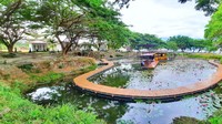 Kafe yang terletak di tengah danau terbuat dari bahan kontainer. Untuk sampai ke sana, ada jembatan kayu dengan warna yang masih alami. (Mohammad Qadri/detikcom)