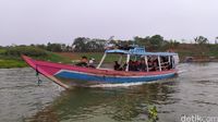 Pengunjung bisa naik kapal untuk menikmati pemandangan Jangari.