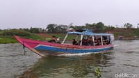 Tentu saja wisata naik perahu jadi atraksi unggulan di sini. Naik perahu sambil ditiup angin sepoi-sepoi sungguh aduhai. (Ismet Selamet/detikcom)
