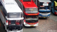 Bus-bus replika itu dibuat semirip mungkin lho dengan aslinya.