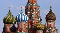 Katedral St. Basil yang berada di Rusia dibangun oleh Tsar pertama Rusia bernama Ivan Vasilyevic pada tahun 1555-161. Bangunan bersejarah ini masuk ke dalam salah satu Situs Warisan Budaya oleh UNESCO. Getty Images/Julian Finney.