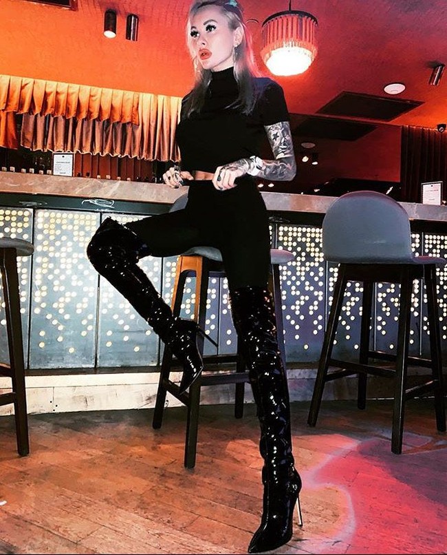 Irina sendiri dikenal sebagai selebgram dan memiliki lebih dari 50.000 pengikut. Suaminya Mykola adalah bek untuk tim Super Lig Turki Çaykur Rizespor. Foto: Instagram @Irina_moroziuk