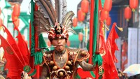 Seorang tatung (dukun Tionghoa yang kerasukan arwah leluhur) beratraksi saat mengikuti pawai perayaan Cap Go Meh di Kota Singkawang, Kalimantan Barat, Sabtu (8/2/2020). Antara Foto/HS Putra.