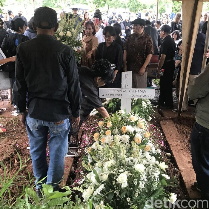 Pemakaman Anak Karen Pooroe di TPU Tanah Kusir, Jakarta
