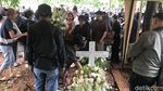 Pemakaman Anak Karen Pooroe Diwarnai Tangisan Keluarga