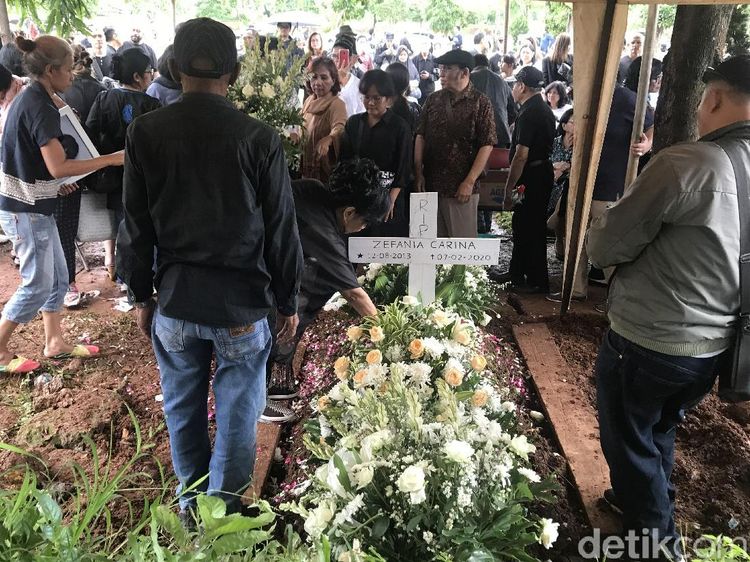 Pemakaman Anak Karen Pooroe Diwarnai Tangisan Keluarga