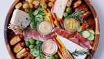 Gurih Banget! Ini 10 Kreasi Cheese Platter yang Cantik