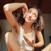 Macey mengaku bahwa telah mencukur bulu tubuhnya sejak ia berusia 10. Lama-kelamaan ia lelah dan frustasi dengan kegiatan mencukur bulu. Perlahan-lahan ia meninggalkan pisau cukur dan menerima bulu-bulu naturalnya tumbuh begitu saja. Foto: Instagram