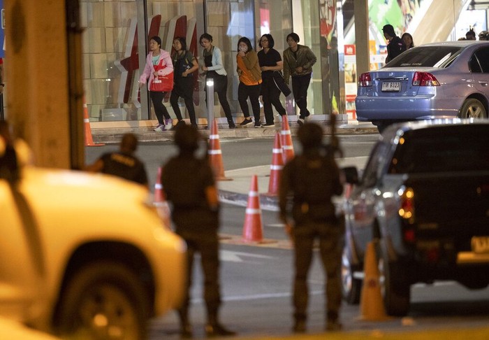 Seorang tentara di Thailand memberondong para pengunjung di Mal Terminal 21 di Kota Korat. Akibat kejadian tersebut 20 orang tewas dan puluhan lainnya terluka.