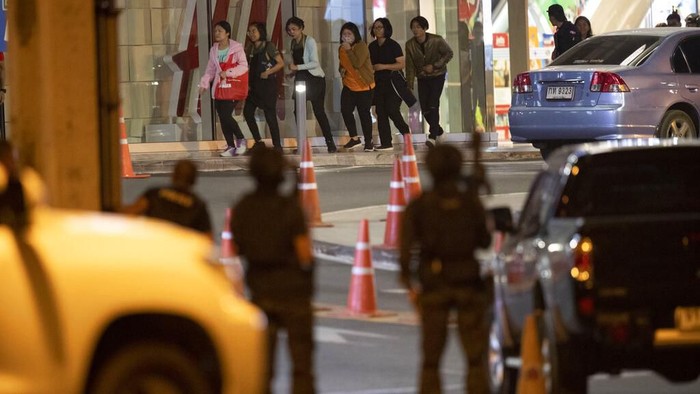 Seorang tentara di Thailand memberondong para pengunjung di Mal Terminal 21 di Kota Korat. Akibat kejadian tersebut 20 orang tewas dan puluhan lainnya terluka.