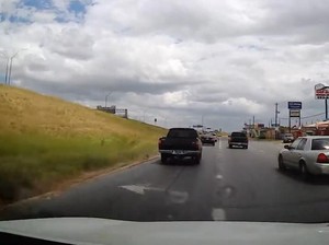 Sering Bikin Was-was, Pasang Dashcam di Mobil Harus Potong Kabel Bawaan?