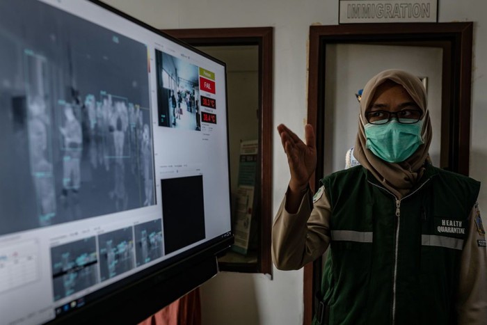 BEIJING, CHINA - JANUARY 30: A sign instructs shoppers to wear protective masks at a mall on January 30, 2020 in Beijing, China. The number of cases of a deadly new coronavirus rose to over 7000 in mainland China Thursday as the country continued to lock down the city of Wuhan in an effort to contain the spread of the pneumonia-like disease which medicals experts have confirmed can be passed from human to human. In an unprecedented move, Chinese authorities put travel restrictions on the city which is the epicentre of the virus and neighbouring municipalities affecting tens of millions of people. The number of those who have died from the virus in China climbed to over 170 on Thursday, mostly in Hubei province, and cases have been reported in other countries including the United States, Canada, Australia, Japan, South Korea, and France. The World Health Organization has warned all governments to be on alert, and its emergency committee is to meet later on Thursday to decide whether to declare a global health emergency. (Photo by Kevin Frayer/Getty Images)