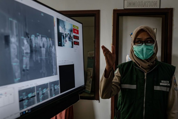 1197578978 BEIJING, CHINA - JANUARY 30: A sign instructs shoppers to wear protective masks at a mall on January 30, 2020 in Beijing, China. The number of cases of a deadly new coronavirus rose to over 7000 in mainland China Thursday as the country continued to lock down the city of Wuhan in an effort to contain the spread of the pneumonia-like disease which medicals experts have confirmed can be passed from human to human. In an unprecedented move, Chinese authorities put travel restrictions on the city which is the epicentre of the virus and neighbouring municipalities affecting tens of millions of people. The number of those who have died from the virus in China climbed to over 170 on Thursday, mostly in Hubei province, and cases have been reported in other countries including the United States, Canada, Australia, Japan, South Korea, and France. The World Health Organization has warned all governments to be on alert, and its emergency committee is to meet later on Thursday to decide whether to declare a global health emergency. (Photo by Kevin Frayer/Getty Images)
