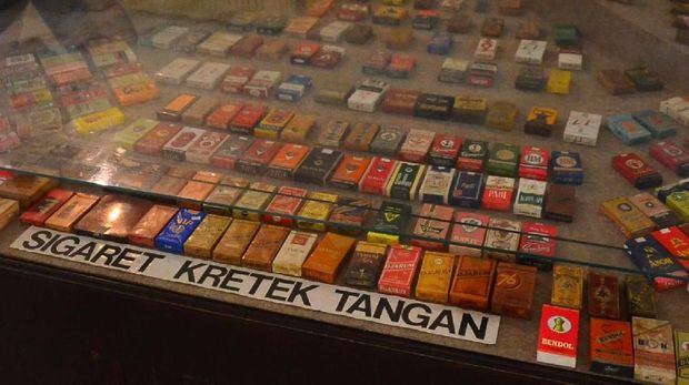 Museum Kretek di Kudus, Jateng, menyimpan 1.195 koleksi mengenai sejarah rokok kretek. Di sana pengunjung juga bisa melihat proses produksi rokok secara manual.
