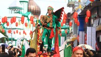 Atraksi ratusan tatung yang rutin digelar untuk memeriahkan perayaan Cap Go Meh tersebut menjadi salah satu daya tarik bagi wisatawan untuk berkunjung ke Kota Singkawang. Antara Foto/HS Putra.