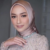 Makeup Artist Rozanajulani yang diminta untuk mendandaninya di hari lamaran. Rozana mengungkapkan di akun Instagramnya @rozanajulani, jika sebelumnya ia terbiasa mendadani Mega hanya dalam 40 menit. Tapi kemarin riasan flawless yang diterapkan pada Mega memakan waktu sekitar dua jam. Foto: Instagram @rozanajulani