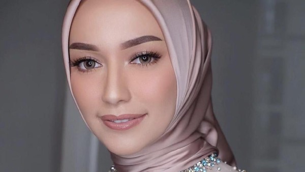 Cantiknya Selebgram Hijab Mega Iskanti Saat Melangsungkan Lamaran