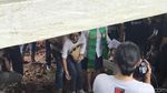 Pemakaman Anak Karen Pooroe Diwarnai Tangisan Keluarga