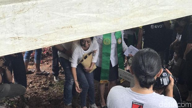 Tangisan Pilu Iringi Kepergian Anak Karen Pooroe 