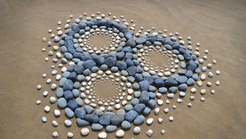 Bebatuan yang ada di pinggir pantai mungkin tidak begitu dianggap oleh banyak orang. Foto: Jon Foreman