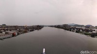 Tak hanya diajak menikmati pemandangan indah, wisatawan biasanya juga ditawarkan untuk singgah ke rumah makan terapung di tengah danau tersebut. Sensasi makan di tengah danau membuat makan jadi lebih nikmat. (Ismet Selamet/detikcom)