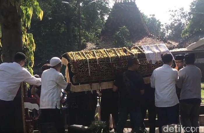 Pemakaman Istri Chrisye Damayanti Noor di TPU Jeruk Purut, Cilandak. Jaksel