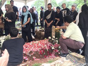 Damayanti Noor Dikubur Satu Liang Lahat dengan Chrisye