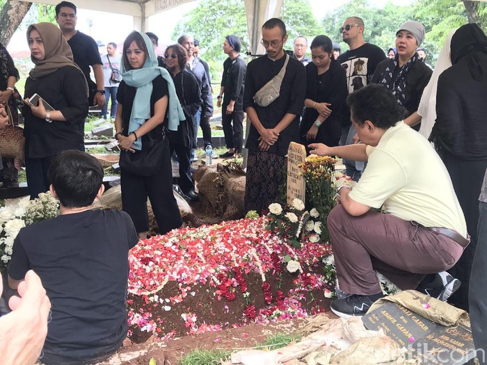 Pemakaman Istri Chrisye Damayanti Noor