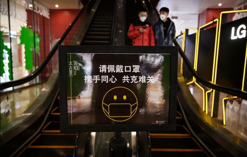 BEIJING, CHINA - JANUARY 30: A sign instructs shoppers to wear protective masks at a mall on January 30, 2020 in Beijing, China. The number of cases of a deadly new coronavirus rose to over 7000 in mainland China Thursday as the country continued to lock down the city of Wuhan in an effort to contain the spread of the pneumonia-like disease which medicals experts have confirmed can be passed from human to human. In an unprecedented move, Chinese authorities put travel restrictions on the city which is the epicentre of the virus and neighbouring municipalities affecting tens of millions of people. The number of those who have died from the virus in China climbed to over 170 on Thursday, mostly in Hubei province, and cases have been reported in other countries including the United States, Canada, Australia, Japan, South Korea, and France. The World Health Organization has warned all governments to be on alert, and its emergency committee is to meet later on Thursday to decide whether to declare a global health emergency. (Photo by Kevin Frayer/Getty Images)