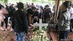 Pemakaman Anak Karen Pooroe Diwarnai Tangisan Keluarga