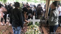Ibunda dari Karen Pooroe tampak begitu terpukul dengan kepergian cucunya. Ini tempatnya Zefi? Oma nggak nyangka kamu tempatmu di sini, ratapnya pilu.  Foto: Dyah Paramita Saraswati/ detikhot