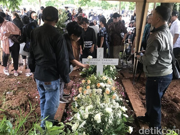 Pemakaman Anak Karen Pooroe di TPU Tanah Kusir, Jakarta