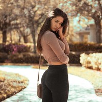 Menariknya, selebgram ini juga dapat banyak penghasilan dari menjual merchandise, seperti stiker, poster, hingga air freshener. Produk-produk tersebut menampilkan aset Natalie yakni bokongnya yang seksi. Foto: Instagram @natalieroush