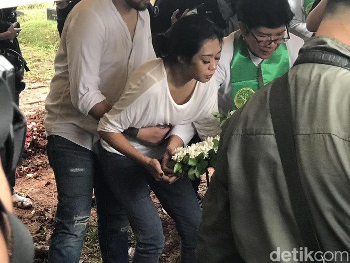 Pemakaman Anak Karen Pooroe di TPU Tanah Kusir, Jakarta