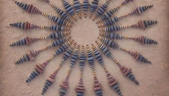 Karya-karya geometris yang ia ciptakan di pinggir pantai dibuat menggunakan kerikil hingga batu berukuran besar. Foto: Jon Foreman