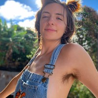 Wanita yang berprofesi sebagai penari itu pun mengatakan bahwa keputusannya untuk berhenti mencukur bulu tubuh karena sebagai bentuk mencintai dirinya apa adanya. Foto: Instagram